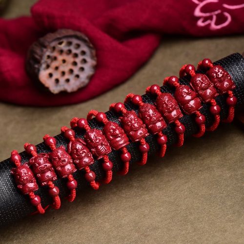 红绳手链生肖属相(本命年红绳戴哪个生肖属相最好 )