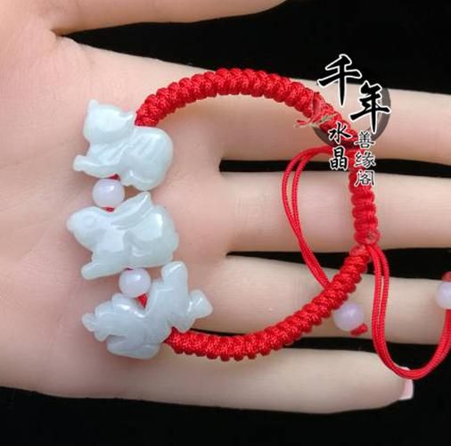 翡翠属相手链 生肖狗（翡翠狗手链哪个年龄段戴最合适）