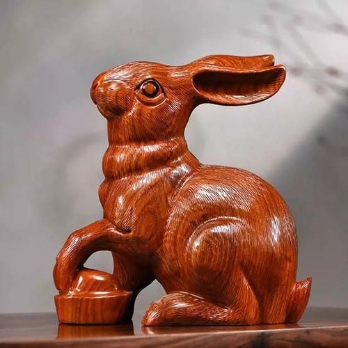 木雕生肖属相摆件(木雕兔摆件家居风水讲究吗)
