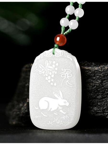 生肖属相和田玉牌（和田玉牌生肖牌怎么选？属相造型寓意一次看懂）