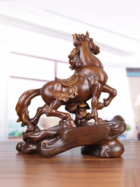 生肖马饰品讲究什么属相（生肖马饰品配什么属相最好）