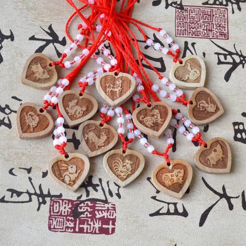 桃木属相生肖配对（桃木属相生肖配对吉物选哪个）