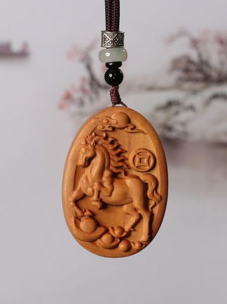 属相马生肖吊坠（生肖马吊坠什么材质最旺）