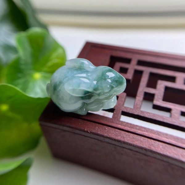 属相吊坠生肖兔好吗(生肖兔吊坠旺哪些人)