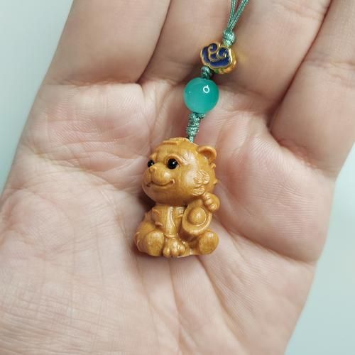 雕刻生肖属相吊坠（雕刻生肖吊坠怎么选）