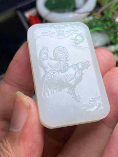 鸡属相戴什么生肖好（鸡属相戴什么生肖玉吊坠好）