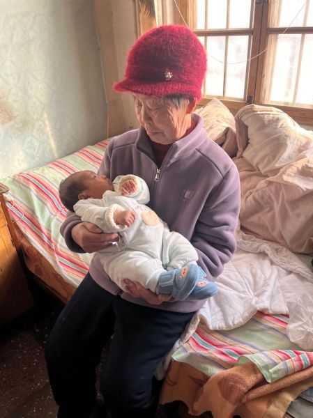 婆婆抱孙生肖属相(婆婆属相与孙子相冲怎么办)