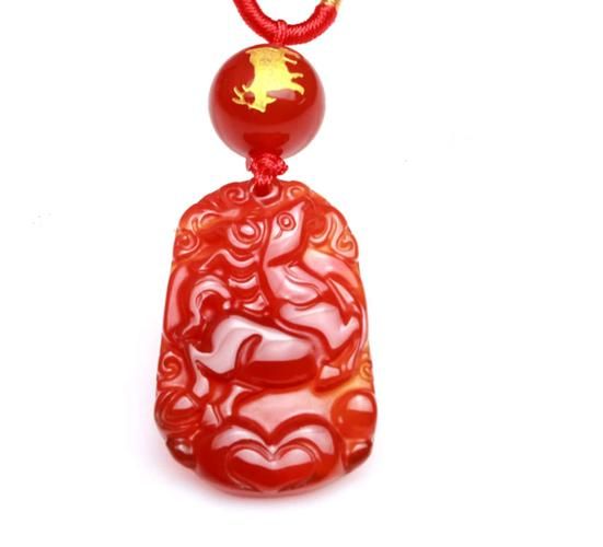 红玛瑙生肖属相吊坠（红玛瑙生肖吊坠戴哪个属相好？）